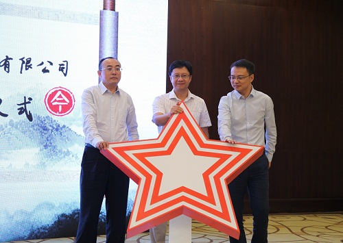 方正電子總裁楊斌（中）、華為中國(guó)區(qū)企業(yè)BG廣電媒資業(yè)務(wù)部副部長(zhǎng)張宏中（右一）、方正電子數(shù)字出版與教育業(yè)務(wù)部總經(jīng)理劉長(zhǎng)明（左一）共同發(fā)布融合云出版解決方案.jpg