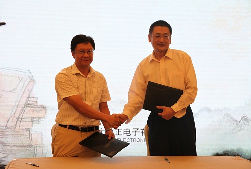 方正電子總裁楊斌（左）、國(guó)家開(kāi)放大學(xué)出版?zhèn)髅郊瘓F(tuán)總編輯、中央廣播電視大學(xué)出版社總編輯任巖（右）代表雙方簽約.jpg
